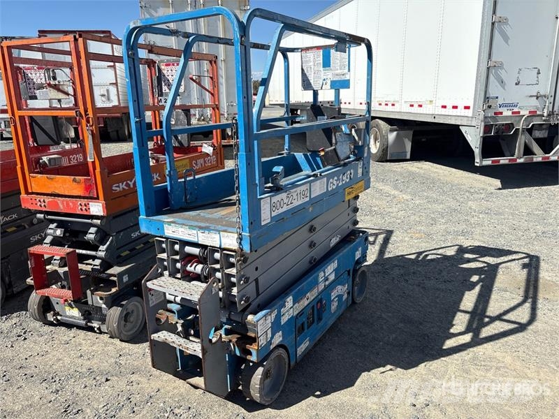 Genie GS1930 4x4 Electric Scissor Lift Scissor lifts