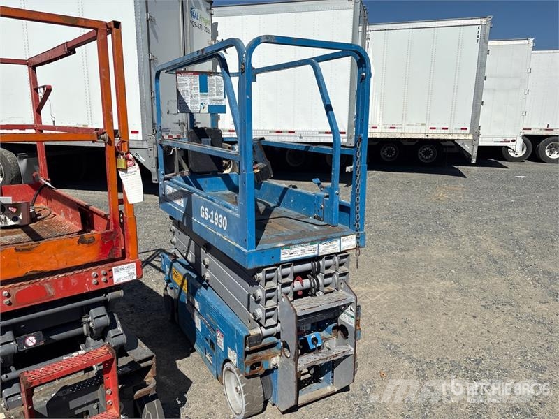 Genie GS1930 4x4 Electric Scissor Lift Scissor lifts