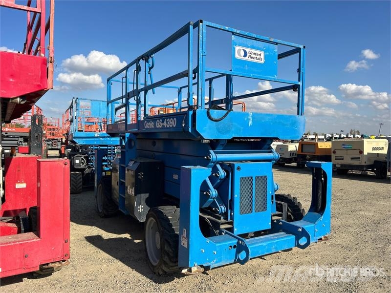 Genie GS4390 4x4 Diesel Scissor Lift Ollós emelők
