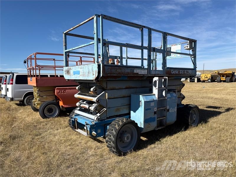Genie GS4390 Dual Fuel Scissor Lift Škaraste platforme