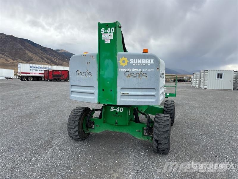 Genie S40 2WD Diesel Telescopic Boom Lift 견인식 전동이동 리프트