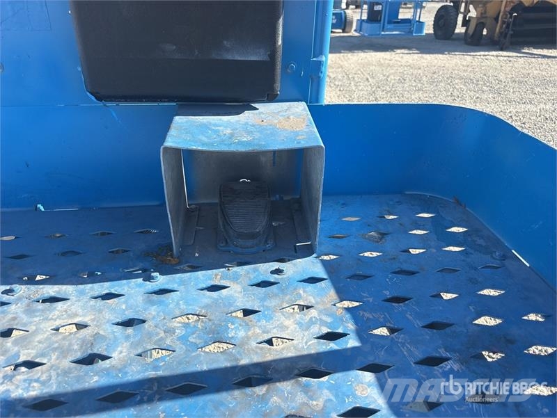 Genie Z-33/18 2WD Electric Articulating Boom Lift 관절형 전동이동 리프트