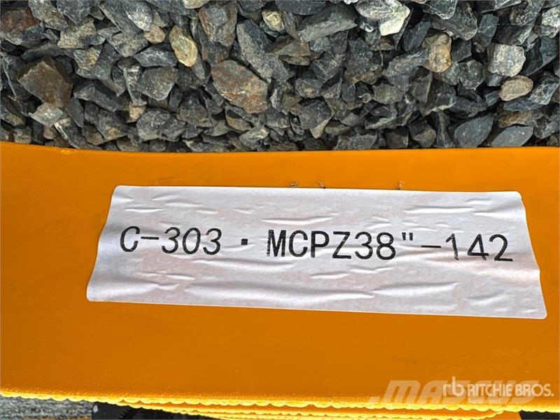  GIYI 37.5 in Excavator Rake - Fits CAT 303 (Unused مكابس وميبسات التبن