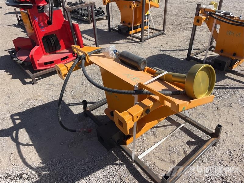  GIYI GY-AD680 47 in Skid Steer Post Driver (Unused Oprema za ograje