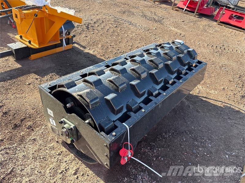 GIYI GY-CW70 59 in Padfoot Skid Steer Vibratory Ro 롤러