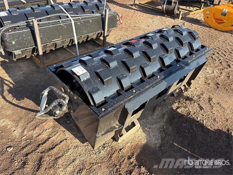 GIYI GY-CW70 59 in Padfoot Skid Steer Vibratory Ro 롤러