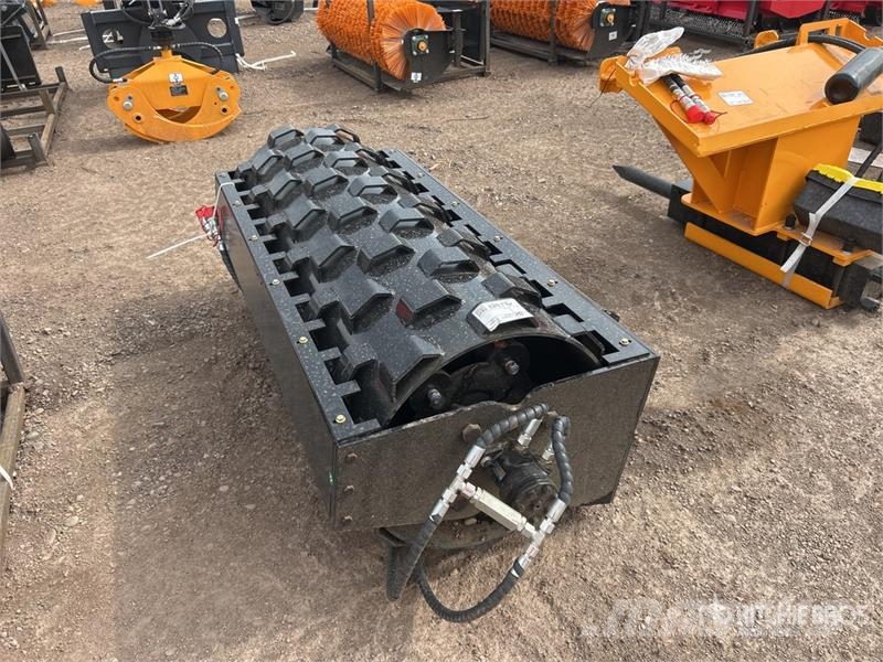 GIYI GY-CW70 59 in Padfoot Skid Steer Vibratory Ro 롤러