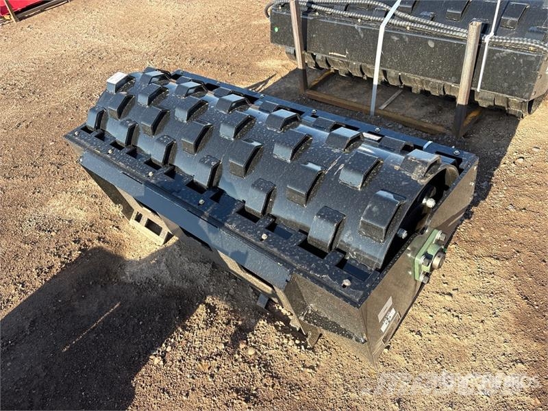 GIYI GY-CW70 59 in Padfoot Skid Steer Vibratory Ro 롤러
