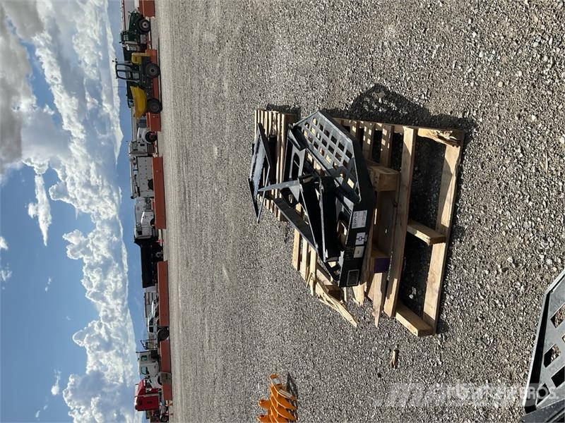  GIYI GY-DHC Skid Steer Forks (Unused) 지게차