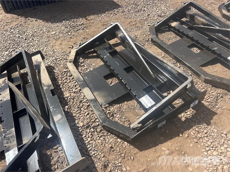 GIYI GY-FR47 Dingo Skid Steer Forks (Unused) Garfos