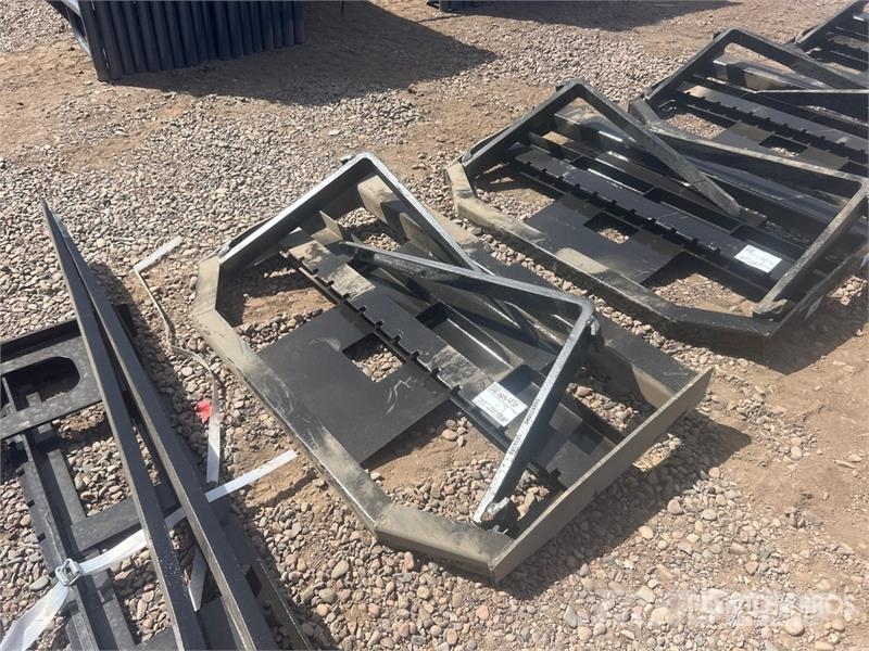 GIYI GY-FR47 Dingo Skid Steer Forks (Unused) Garfos