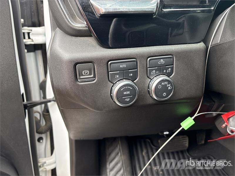 GMC 1500 SLE 4x4 Crew Cab Pickup その他
