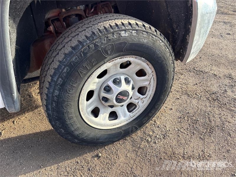 GMC 2500 HD 4x4 Crew Cab Flatbed Truck 平板式/側卸式卡車