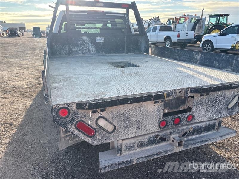 GMC 2500 HD 4x4 Crew Cab Flatbed Truck 平板式/側卸式卡車