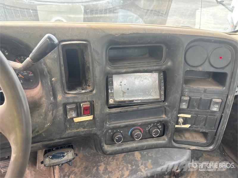 GMC C4500 Tovornjaki s kesonom/platojem