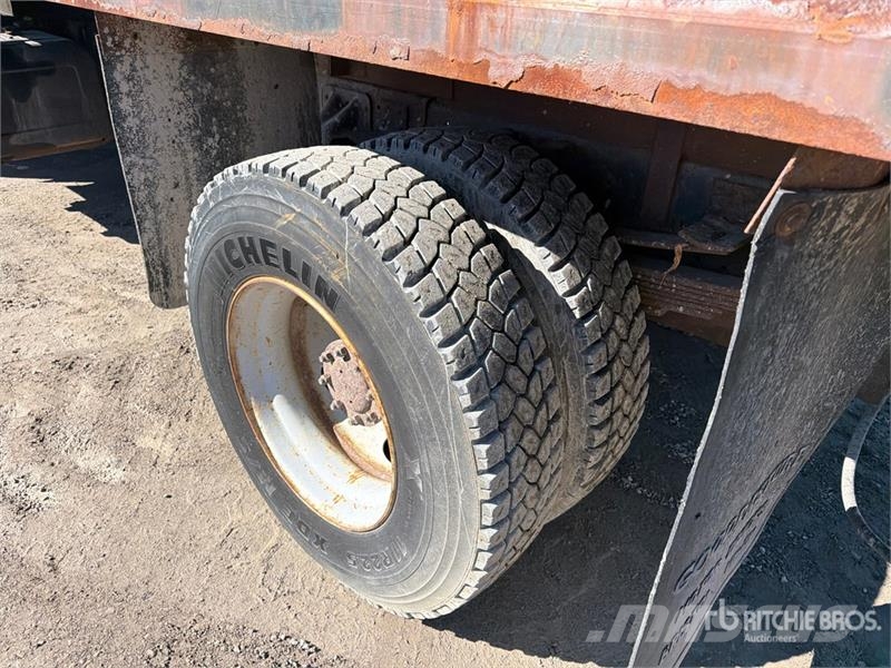 GMC C8500 4x2 Spreader Truck مركبات الأغراض العامة