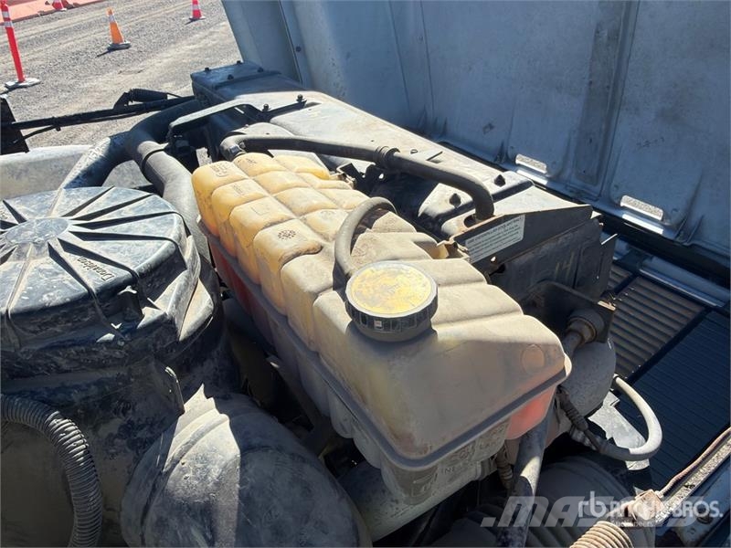 GMC C8500 4x2 Spreader Truck مركبات الأغراض العامة