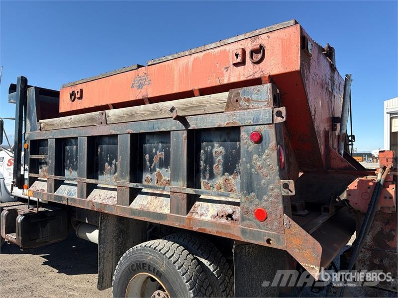 GMC C8500 4x2 Spreader Truck مركبات الأغراض العامة