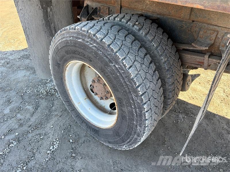 GMC C8500 4x2 Spreader Truck مركبات الأغراض العامة