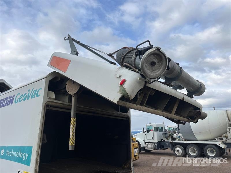 GMC GeoVac on GMC C7500 Sweeper Truck Polovni kamioni za čišćenje