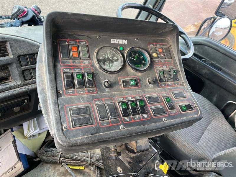 GMC GeoVac on GMC C7500 Sweeper Truck Polovni kamioni za čišćenje