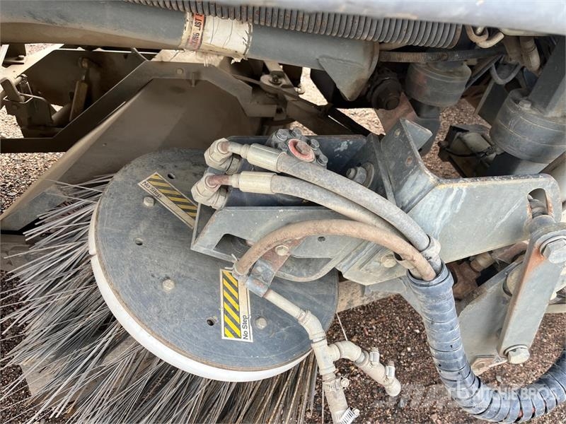 GMC GeoVac on GMC C7500 Sweeper Truck Polovni kamioni za čišćenje