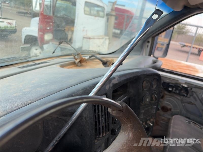 GMC Knuckle Boom on GMC C5500 4x4 Boom Truck Vlakke laadvloer met kraan