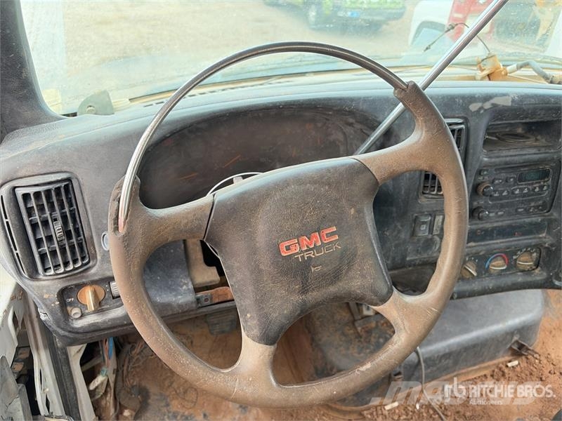 GMC Knuckle Boom on GMC C5500 4x4 Boom Truck Vlakke laadvloer met kraan