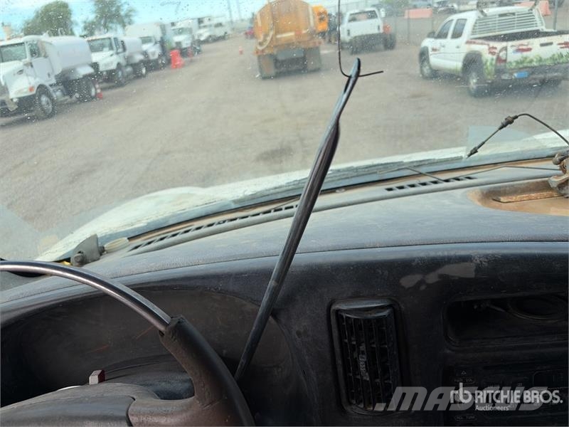 GMC Knuckle Boom on GMC C5500 4x4 Boom Truck Vlakke laadvloer met kraan