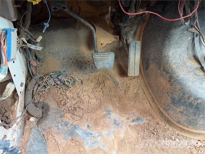 GMC Knuckle Boom on GMC C5500 4x4 Boom Truck Vlakke laadvloer met kraan