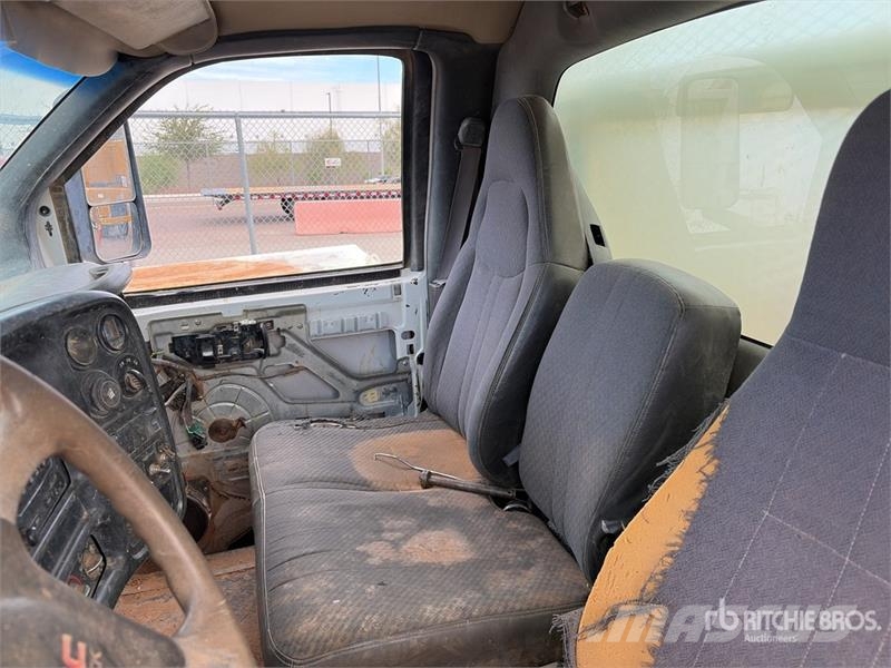 GMC Knuckle Boom on GMC C5500 4x4 Boom Truck Vlakke laadvloer met kraan
