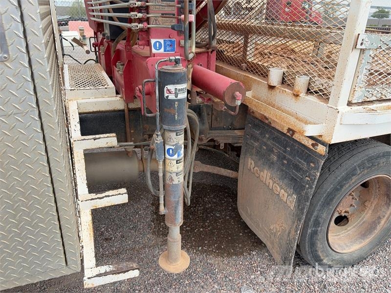 GMC Knuckle Boom on GMC C5500 4x4 Boom Truck Vlakke laadvloer met kraan