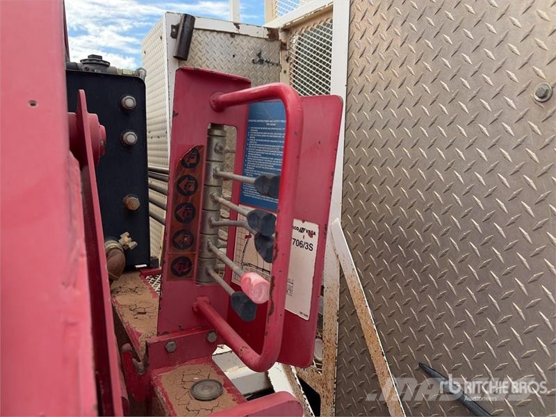 GMC Knuckle Boom on GMC C5500 4x4 Boom Truck Vlakke laadvloer met kraan