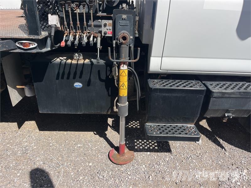 GMC PM 6 6720 lb Knuckle Boom on GMC C7500 4x2 Boom T Automobiliniai kranai