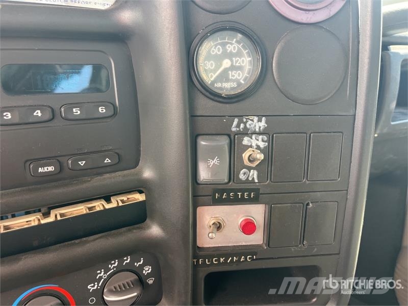 GMC PM 6 6720 lb Knuckle Boom on GMC C7500 4x2 Boom T Automobiliniai kranai