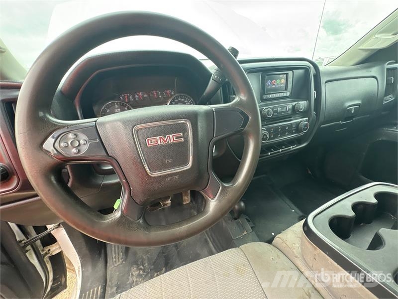 GMC Sierra 2500HD 4x4 Crew Cab Flatbed Truck Kamioni sa otvorenim sandukom