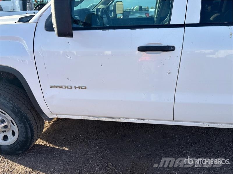 GMC Sierra 2500HD 4x4 Crew Cab Flatbed Truck Flatbed / Dropside trucks