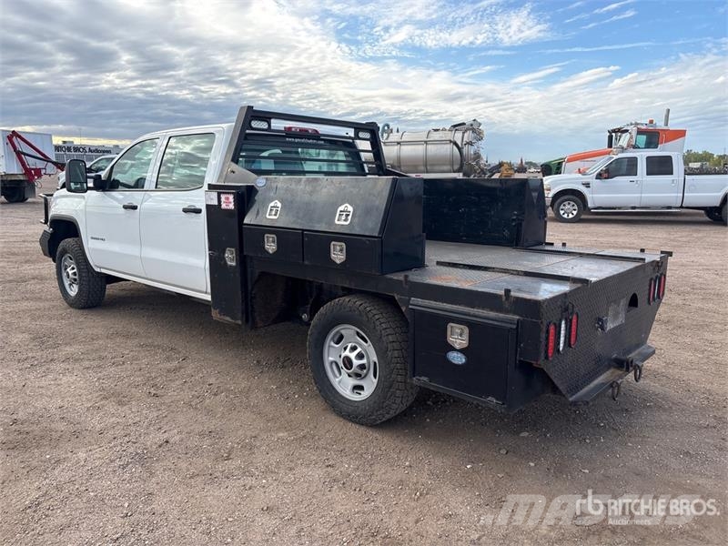 GMC Sierra 2500HD 4x4 Crew Cab Flatbed Truck Camiones de cama baja