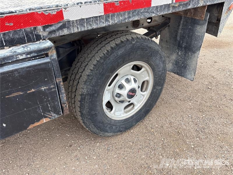 GMC Sierra 2500HD 4x4 Crew Cab Flatbed Truck Kamioni sa otvorenim sandukom