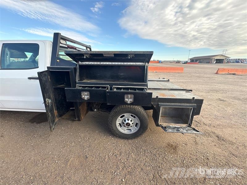 GMC Sierra 2500HD 4x4 Crew Cab Flatbed Truck Camiones de cama baja
