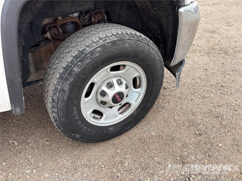 GMC Sierra 2500HD 4x4 Crew Cab Flatbed Truck Kamioni sa otvorenim sandukom