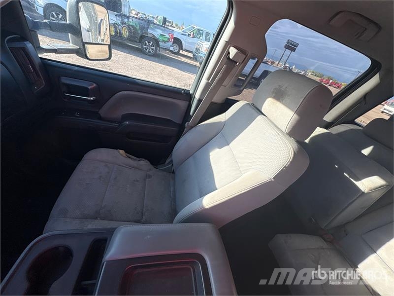 GMC Sierra 2500HD 4x4 Crew Cab Flatbed Truck Flatbed / Dropside trucks