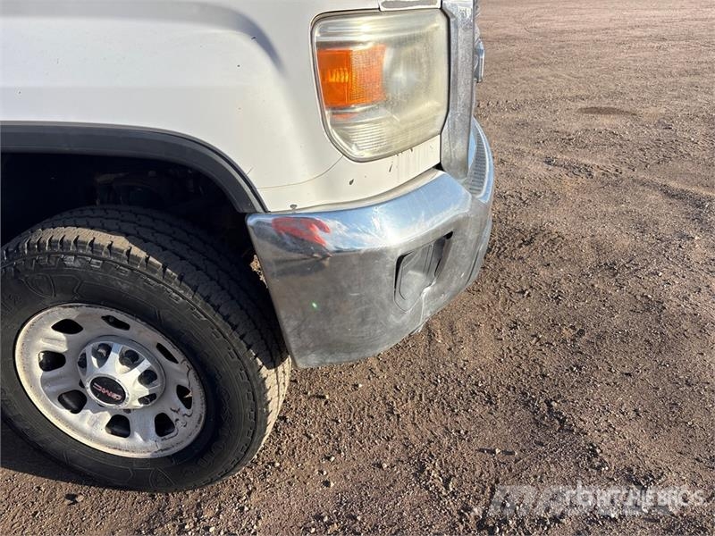 GMC Sierra 2500HD 4x4 Crew Cab Flatbed Truck Flatbed / Dropside trucks