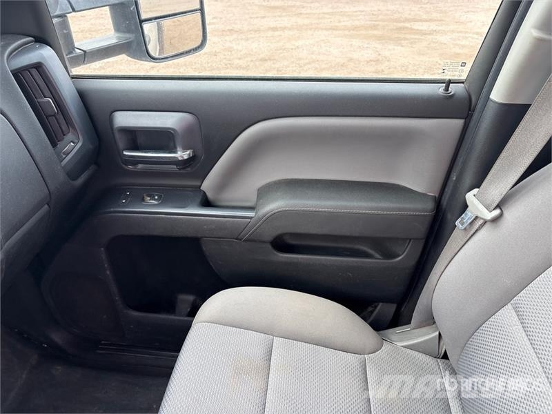 GMC Sierra 2500HD 4x4 Crew Cab Flatbed Truck Camiones de cama baja