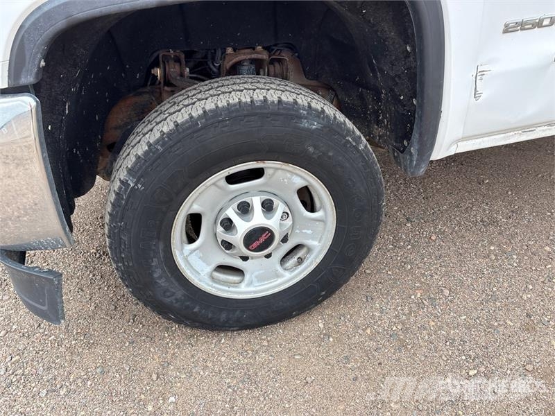 GMC Sierra 2500HD 4x4 Crew Cab Flatbed Truck Kamioni sa otvorenim sandukom