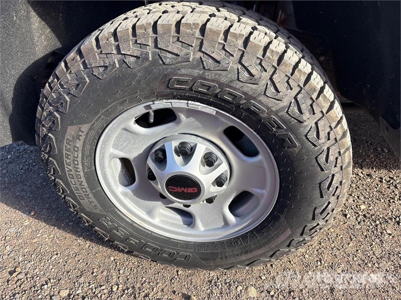 GMC Sierra 2500HD 4x4 Crew Cab Flatbed Truck Camiones de cama baja