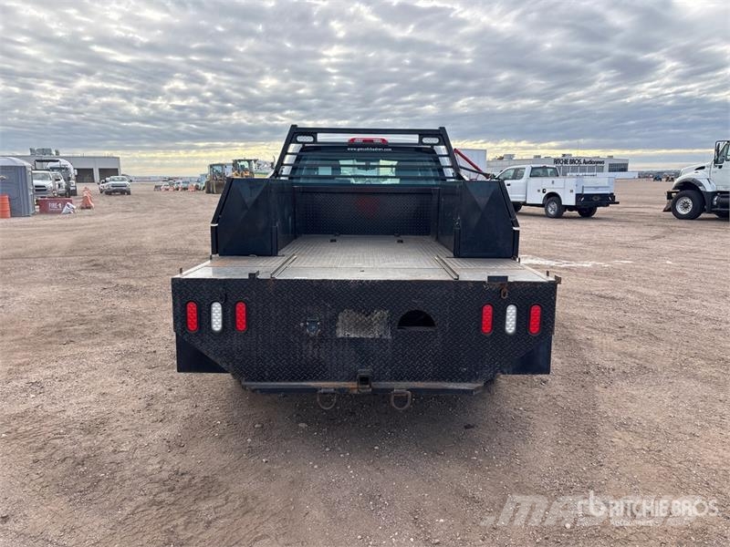 GMC Sierra 2500HD 4x4 Crew Cab Flatbed Truck Camiones de cama baja