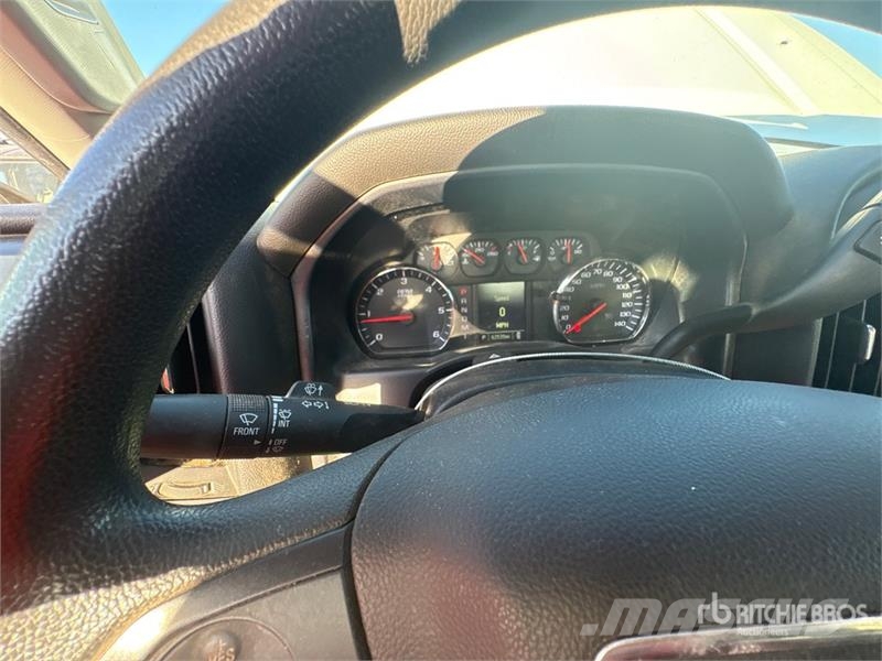 GMC Sierra 2500HD 4x4 Crew Cab Flatbed Truck Camiones de cama baja
