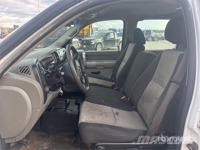 GMC Sierra 2500HD 4x4 Crew Cab Flatbed Truck 平ボディー