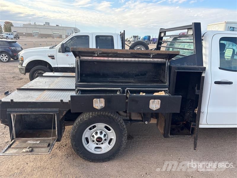 GMC Sierra 2500HD 4x4 Crew Cab Flatbed Truck Camiones de cama baja